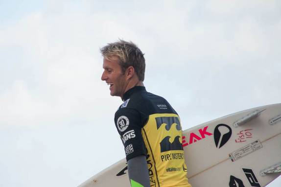 Josh Kerr, surfista australiano na praia de Pipeline, na North Shore de Oahu, no Havaí - foto de Laura Schunemann